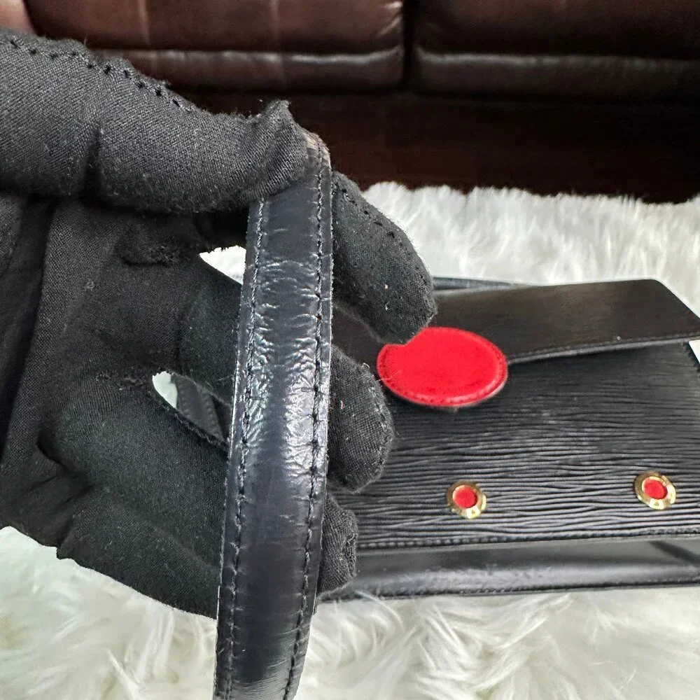 ❌SOLD❌ Authentic Louis Vuitton Epi Leather Hublot Crossbody Shoulder Bag - Picture 8 of 16